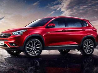 A red Chery Tiggo 7 SUV parked on a wet pavement against a scenic backdrop of city skyline and a partly cloudy sky.