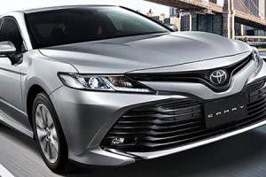 Close-up of the front of the 2019 Toyota Camry