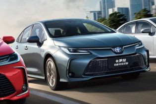Toyota Corolla 2024 (including a gray Corolla Intelligent Electric Hybrid) driving on the road with a cityscape in the background.