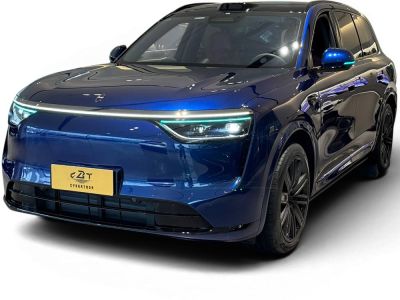 AITO M8 2025 EREV Ultra 6-Seat Front Three-Quarter View
