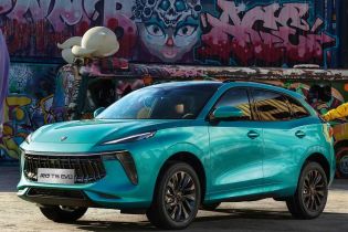 A turquoise Fengon T5 EVO SUV parked in front of a vibrant graffiti-covered container, showcasing a trendy urban scene with colorful street art.