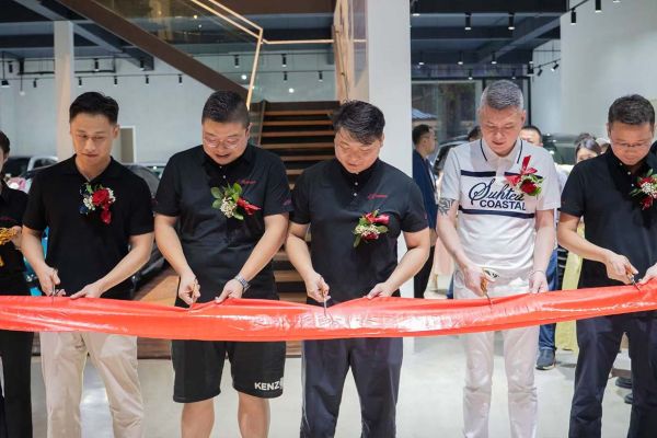 Jinyu and DG Motors jointly cut the ribbon to mark the opening of their store in Cambodia