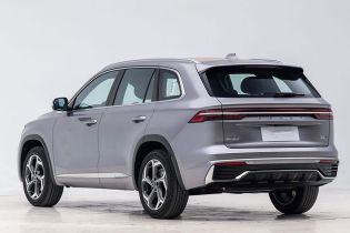 Rear side view of a silver Geely SUV.