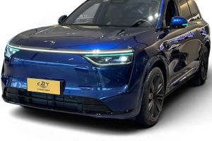 AITO M8 2025 EREV Ultra 6-Seat Front Three-Quarter View