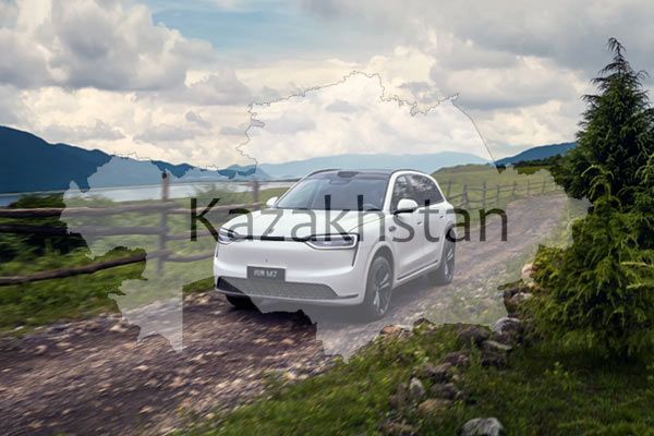 AITO M7 driving on unpaved roads