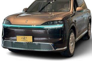 AITO M9 2026 EREV Ultra 6-Seat Front Three-Quarter View