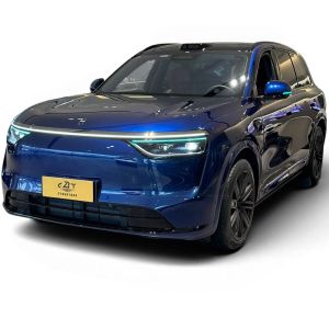 AITO M8 2025 EREV Ultra 6-Seat Front Three-Quarter View