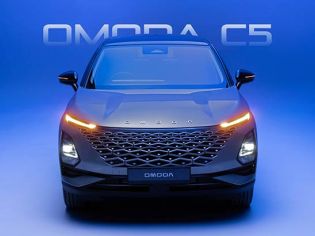 Front view of the black Omoda C5 car with its headlights on, set against a blue background with "OMODA C5" text.
