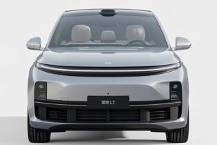 Front view of a silver Li Auto L7.