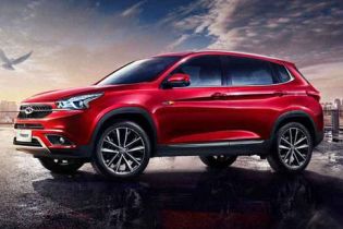 A red Chery Tiggo 7 SUV parked on a wet pavement against a scenic backdrop of city skyline and a partly cloudy sky.