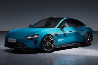 A blue Xiaomi SU7 car in a studio setting.