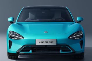 Front view of turquoise Xiaomi SU7.