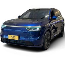 AITO M8 2025 EREV Ultra 6-Seat Front Three-Quarter View