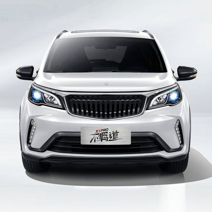 Front view of a white Suzuki X5 PRO car with the Chinese characters "不羁道" (Uninhibited Path) on the license plate.