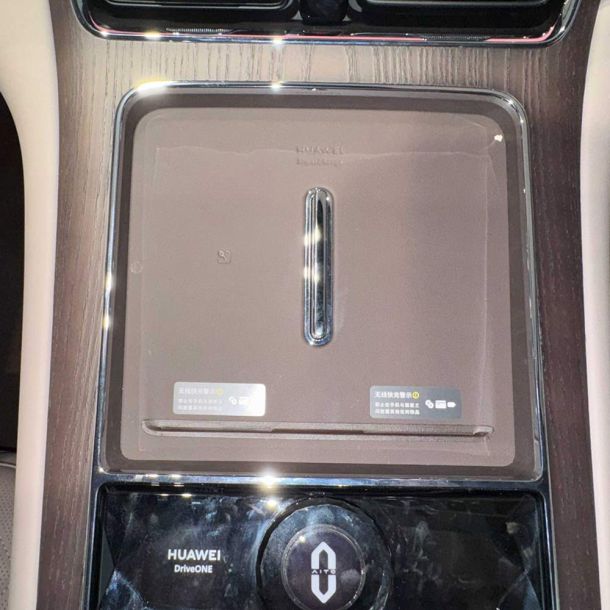 AITO M9 2026 EREV Ultra 6-Seat Wireless Charging Pad