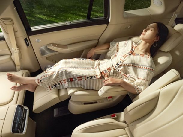 The second-row zero-gravity seats of the AITO M8 unfold