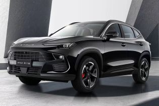 A black Jetour Dashing SUV in a modern, minimalist space.