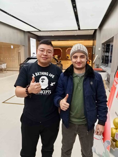 The jinyu leadership team leads customers from all over the world on a tour of Chongqing.