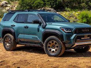 2025 Toyota 4Runner Trailhunter Front Three-Quarter