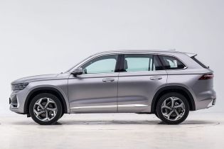 Side view of a silver Geely SUV.