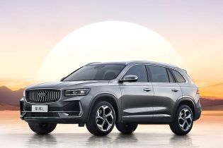 Geely Xingyue L SUV with a sunset and mountain background.