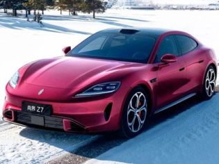 Sleek red all-electric sports sedan, the Xiaomi SU7, displayed on a snowy road, showcasing futuristic design and alloy wheels.
