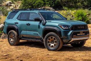 2025 Toyota 4Runner Trailhunter Front Three-Quarter