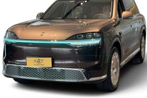 AITO M9 2026 EREV Ultra 6-Seat Front Three-Quarter View