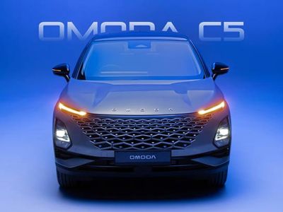 Front view of the black Omoda C5 car with its headlights on, set against a blue background with "OMODA C5" text.