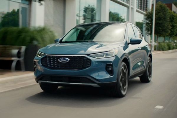 Three-quarter view of the front of the 2026 Ford Escape Hybrid