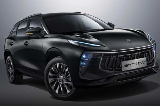 A black Forthing T5 EVO SUV with sleek LED headlights and a bold grille, presented against a gradient gray background to highlight its modern and dynamic design.