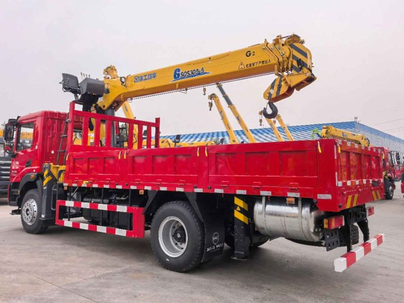Dongfeng Huashen VX with XCMG 12-ton 5-section Crane Truck Crane