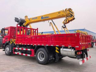 Dongfeng Huashen VX with XCMG 12-ton 5-section Crane Truck Crane