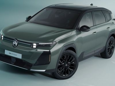 Three-quarter view of the front side of the 2026 Citroën C5 Aircross