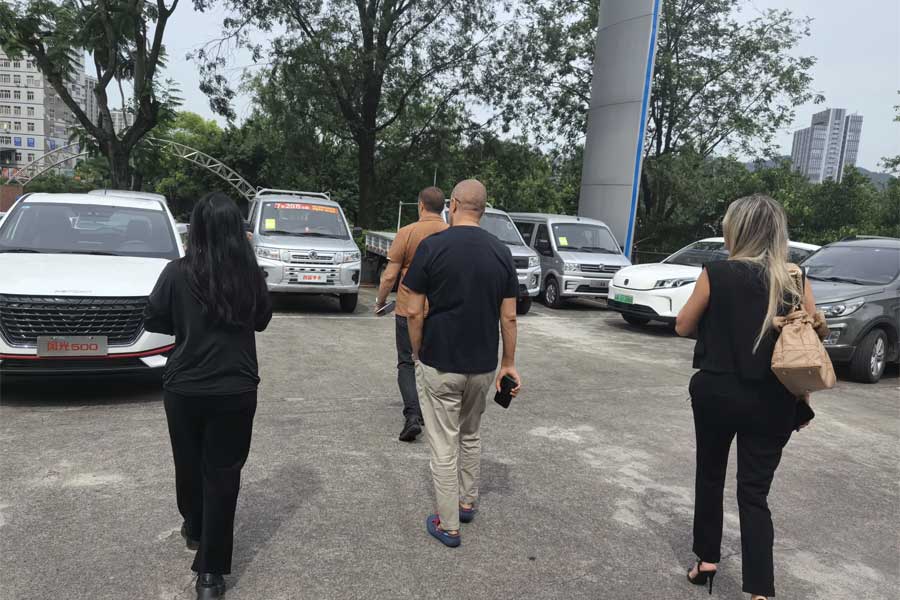 Algerian customers visit jinyu's export-oriented China cars