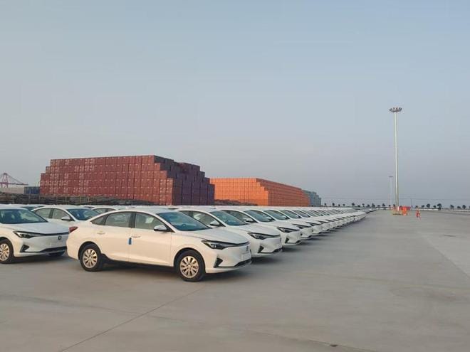 A large number of Chinese export cars are being prepared for loading at the port
