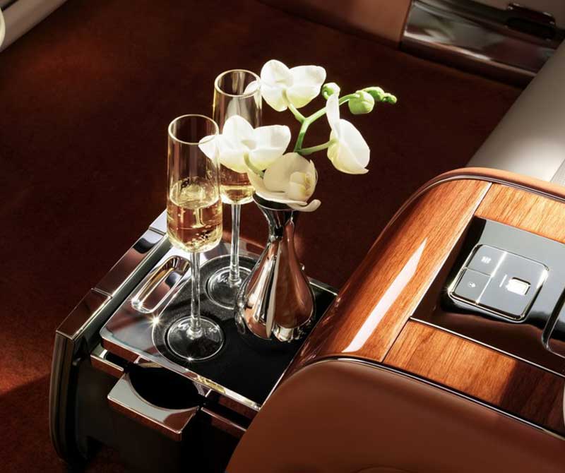 Pop-up cup holders for warm and cold cups of the Maestro