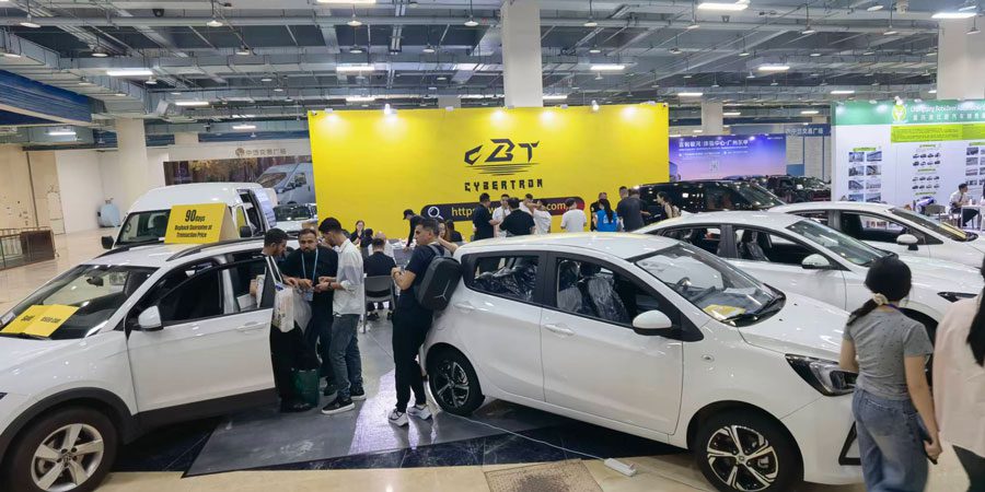 Overseas auto dealers gathering around the CBT booth