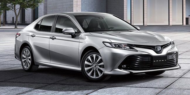2019 Toyota Camry Front Three-Quarter