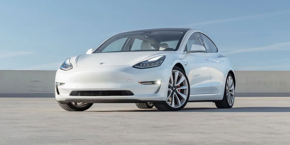 2022 tesla model 3 Front Three-Quarter