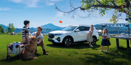 The Jetour X70 was parked on the lawn