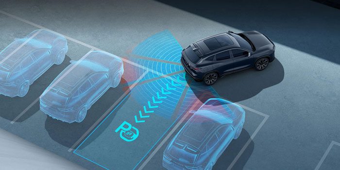 A dark SUV uses blue sensors/arrows for automated parking, detecting nearby car outlines in a lot.