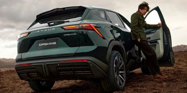 A man leans by the open door of a dark green JETOUR DASHING SUV, set in a rugged, mountainous landscape.