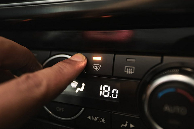 Car air conditioning defrosting mode