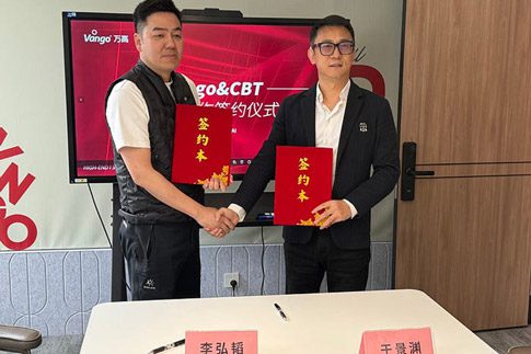 Li Hongtao, Vice President of the CBT Platform, and Yu Jingyuan, representative of Wango Group, pose for a photo after signing the agreement