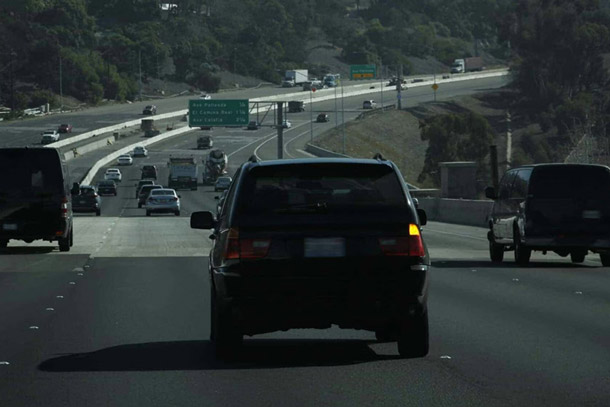 Turn on the turn signal in advance when driving