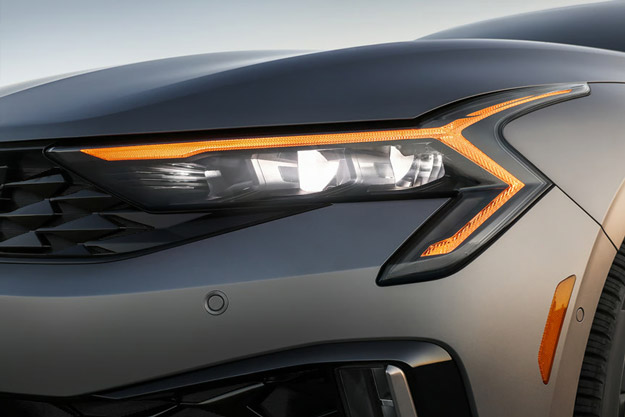 Close-up of the headlights of the 2026 Kia K5