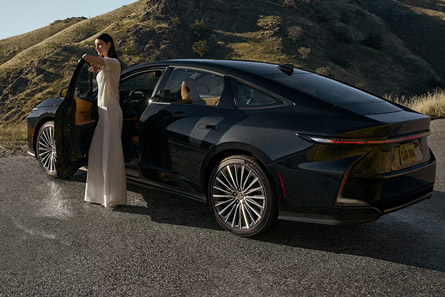 Rear three-quarter view of the 2026 Lexus ES 350e Luxury