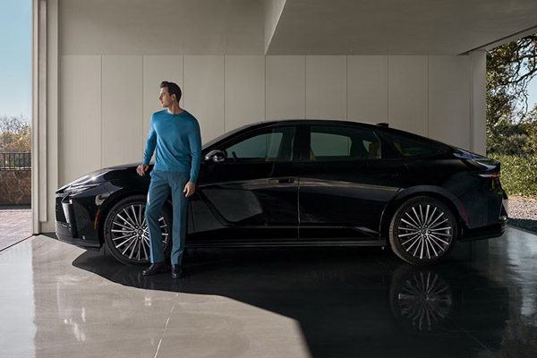 Side view of the 2026 Lexus ES 350e Luxury