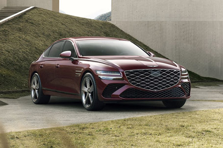 Three-quarter view of the front of the 2026 Genesis G80